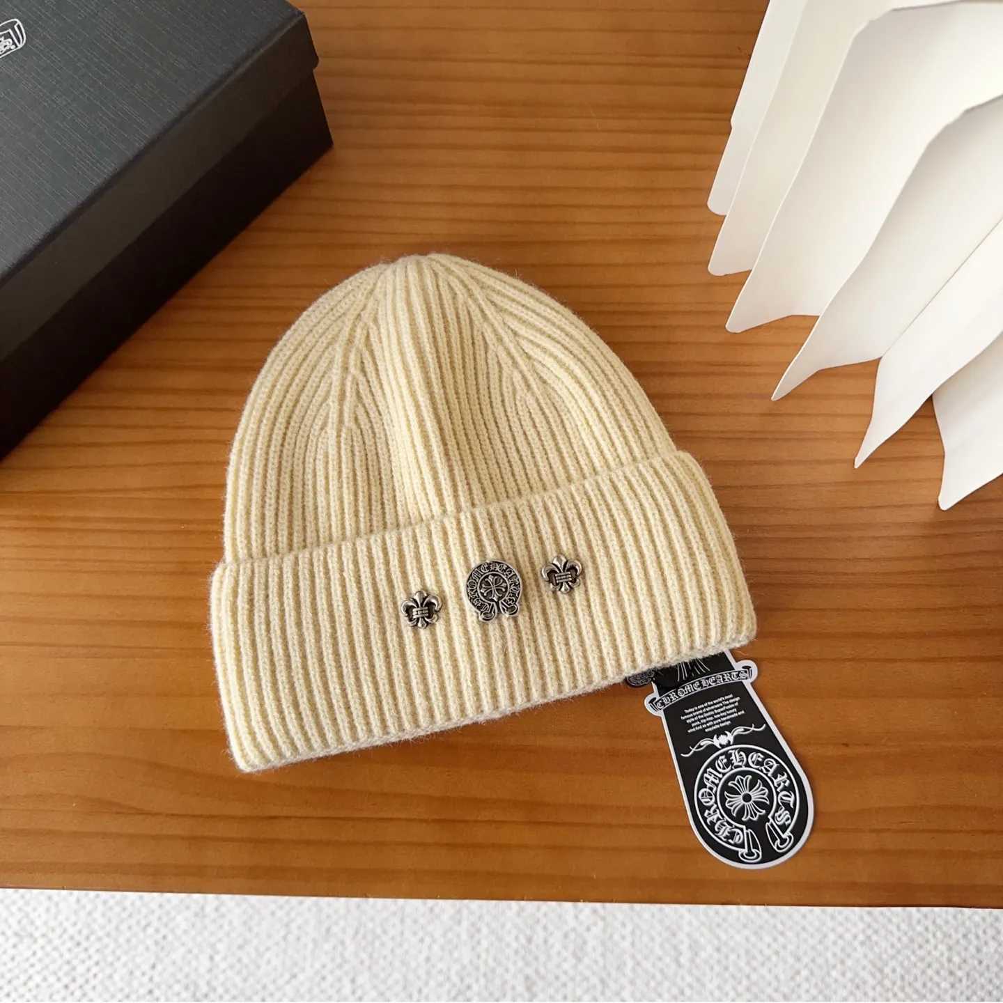 💰50 Crow Heart Autumn and Winter Wool Knitted Beanie This must be a favorite of minimalism. It is clean, neat, fashionable and versatile, and will definitely not be picky about your face shape! A fashionable classic that lasts forever! Fashionable black and white can be purchased together!